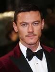 Luke Evans es... ¡'El cuervo'!