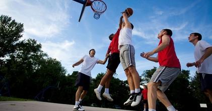 Casting hombres y mujeres que jueguen baloncesto para largometraje