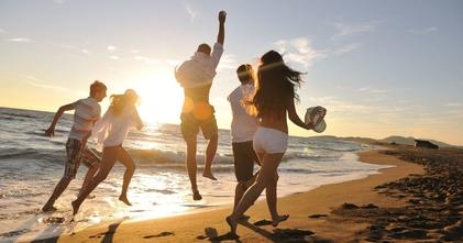 Casting figurantes hombres, mujeres y niños para videoclip en la playa.