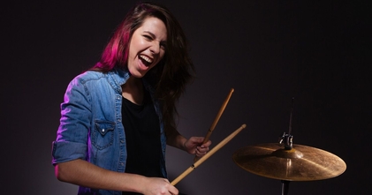 Se busca mujer baterista entre 25 y 35 años para spot publicitario