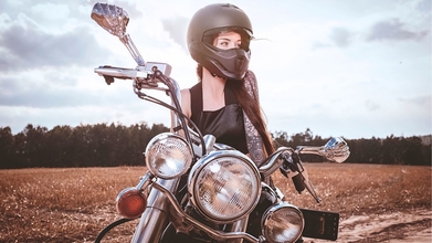 Casting mujeres que conduzcan moto estilo custom para publicidad