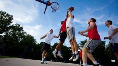 Casting hombres y mujeres que jueguen baloncesto para largometraje