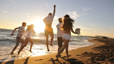 Casting figurantes hombres, mujeres y niños para videoclip en la playa.