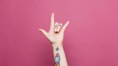 Casting mujer de 18 a 40 años con las manos muy tatuadas para el rodaje de una película