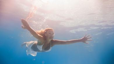 Casting mulher com experiência de natação para campanha publicitária internacional